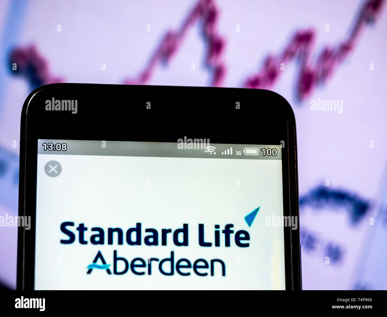 In questa illustrazione della foto una vita Standard Aberdeen plc logo che si vede visualizzato su un telefono intelligente Foto Stock