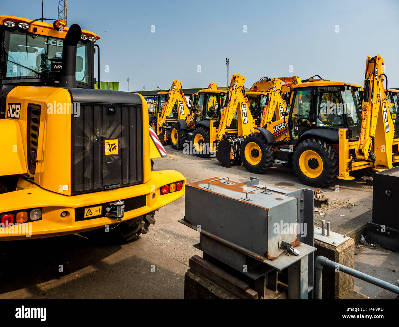 Esportazioni britanniche - JCB escavatori o i caricatori retroescavatore pronto per l'esportazione al Porto di Harwich in Inghilterra orientale. Foto Stock
