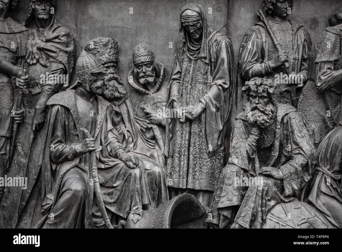Veliky Novgorod, Russia - 30 Luglio 2016: frammento del millennio della Russia, il monumento in bronzo in Novgorod Cremlino. Fu eretto nel 1862 Foto Stock