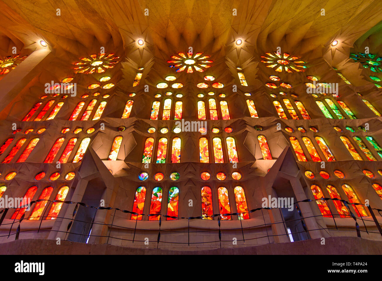 La luce attraverso la colorata vetrata della Sagrada Familia (Chiesa della Sacra Famiglia), la cattedrale progettata da Gaudì a Barcellona, Spagna Foto Stock