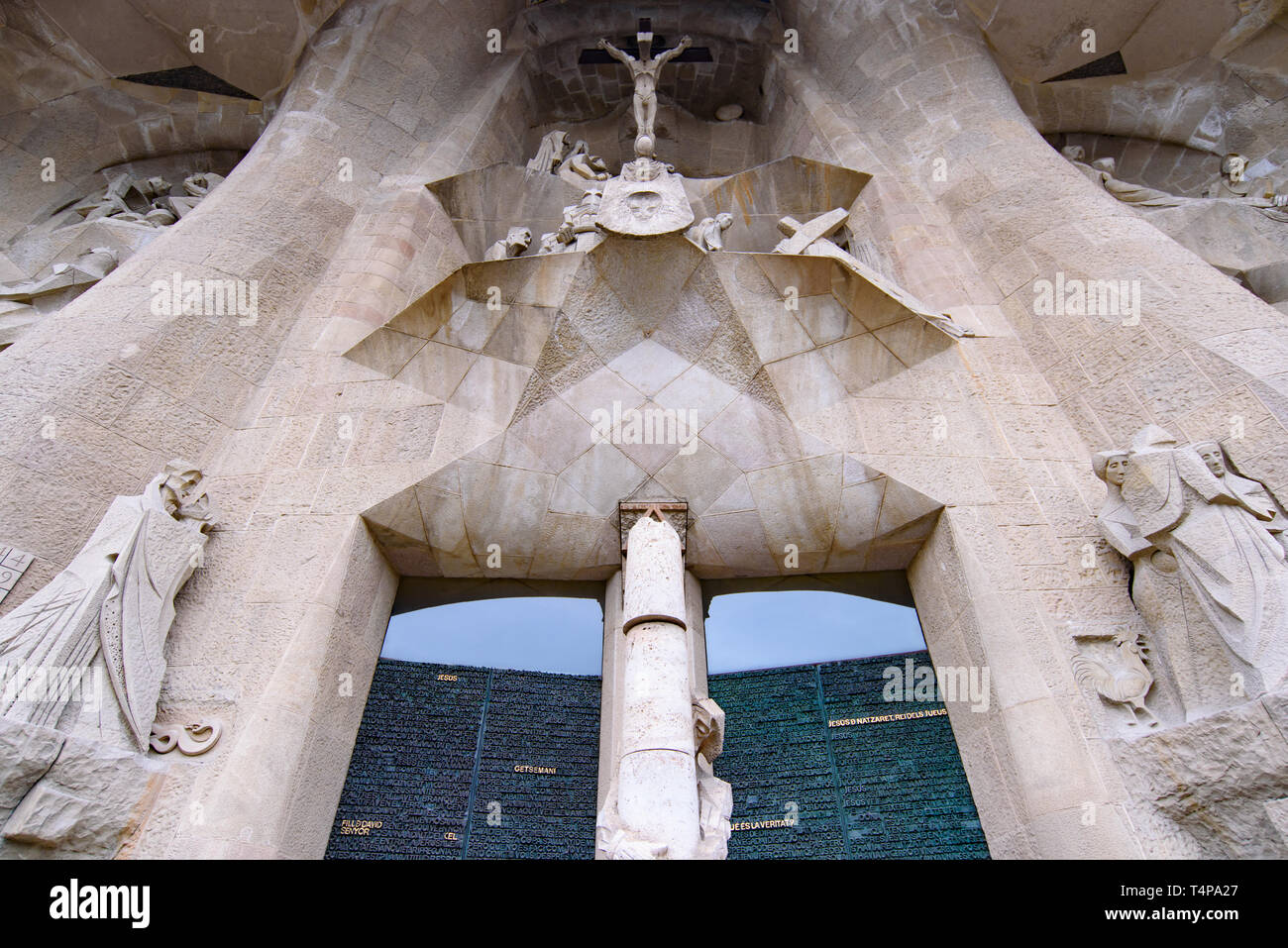 Le sculture sulla facciata della Passione della Sagrada Familia a Barcellona, Spagna Foto Stock