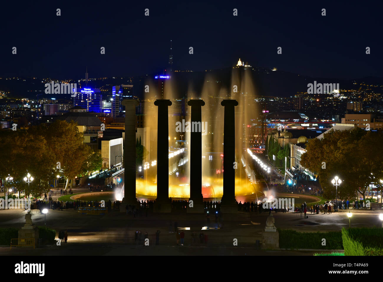 Vista notturna della fontana magica Piazza e la città di Barcellona Foto Stock
