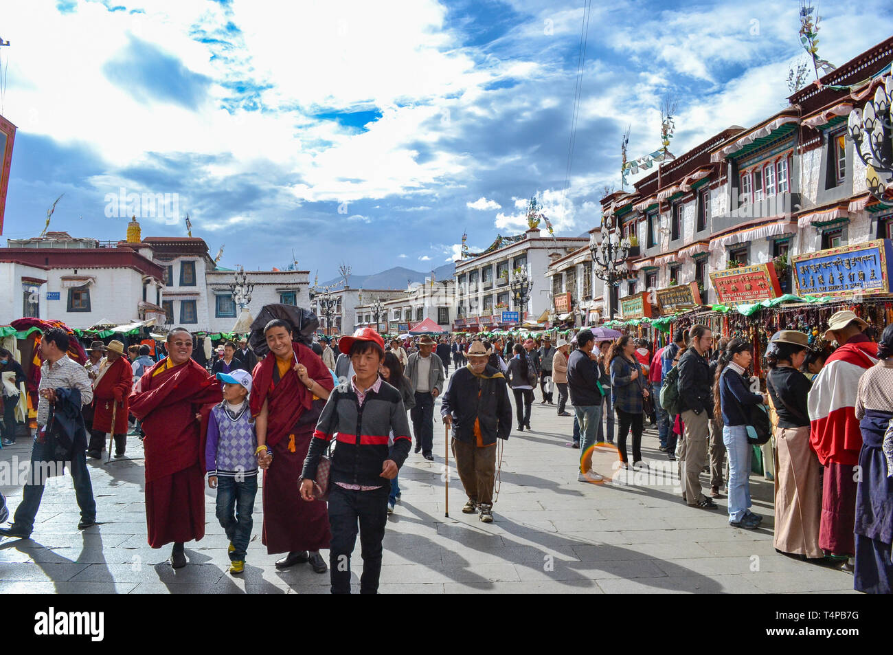 I pellegrini del buddismo tibetano, monaci, la gente del posto e i turisti a piedi attorno a Barkor, un popolare percorso devozionale intorno al tempio di Jokhang a Lhasa, in Tibet Foto Stock