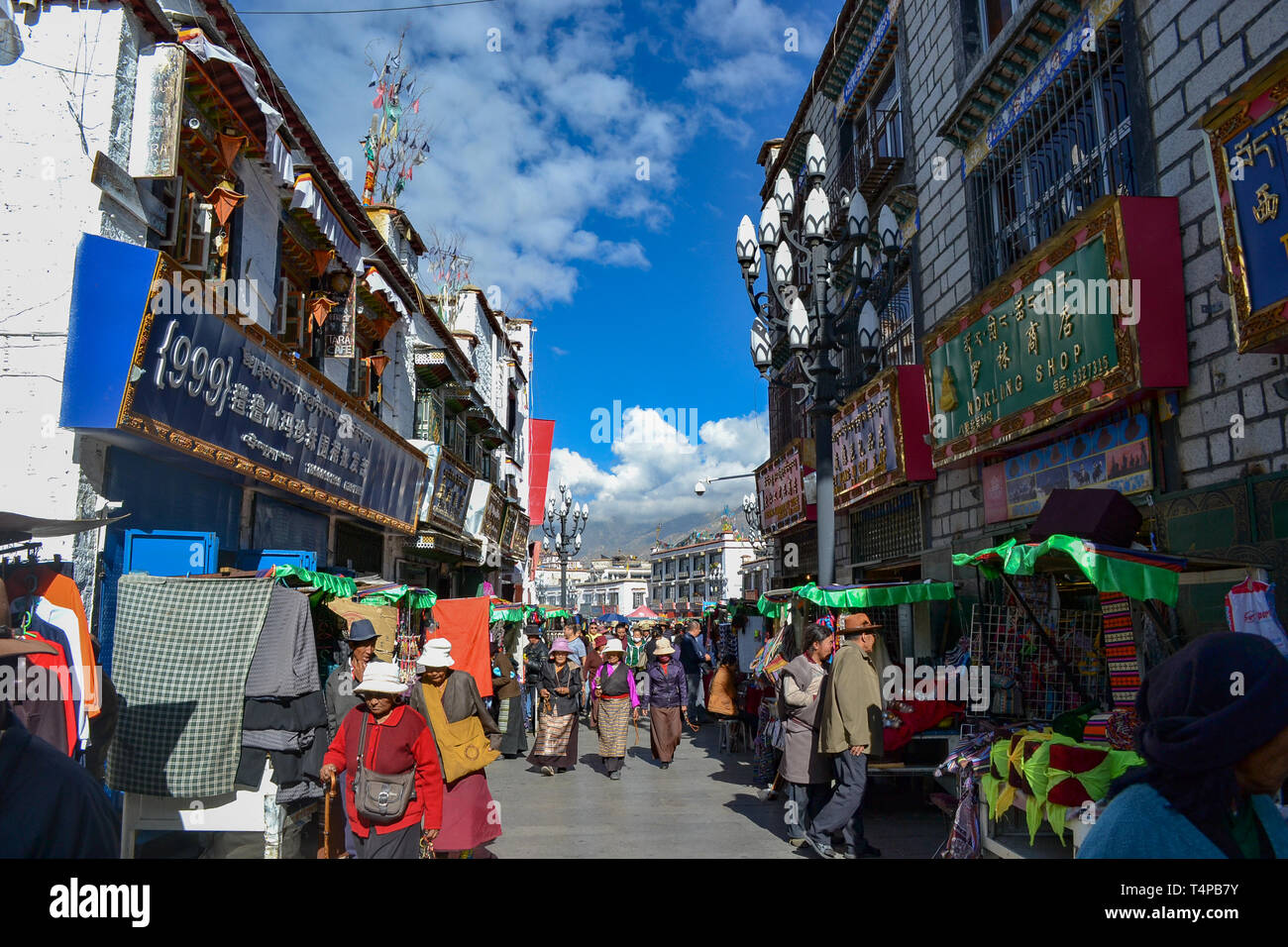 I pellegrini del buddismo tibetano, monaci, la gente del posto e i turisti a piedi attorno a Barkor, un popolare percorso devozionale intorno al tempio di Jokhang a Lhasa, in Tibet Foto Stock