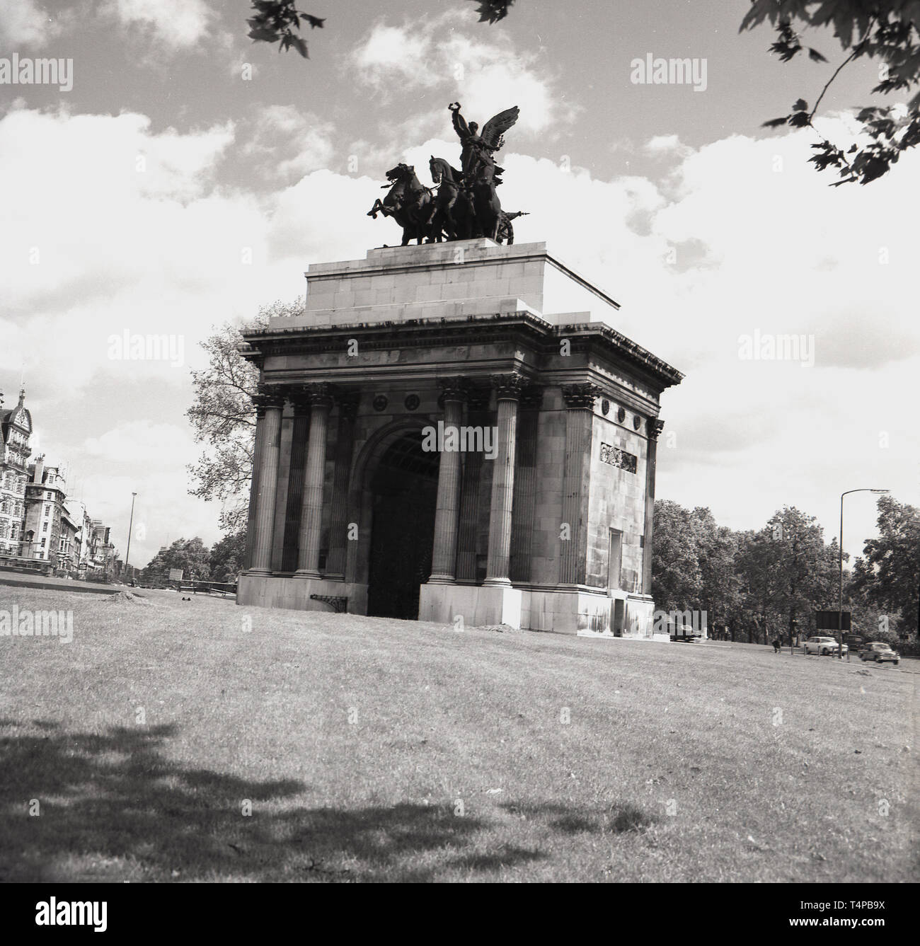 Anni sessanta, storico Vista Wellington Arch, Hyde Park Corner, Londra, da questa epoca. Una quadriga di bronzo ( antico a quattro carrozza a cavalli) è sormontato dal 1912. Fino al 1992, che ha ospitato il più piccolo poice stazione di Londra. Foto Stock