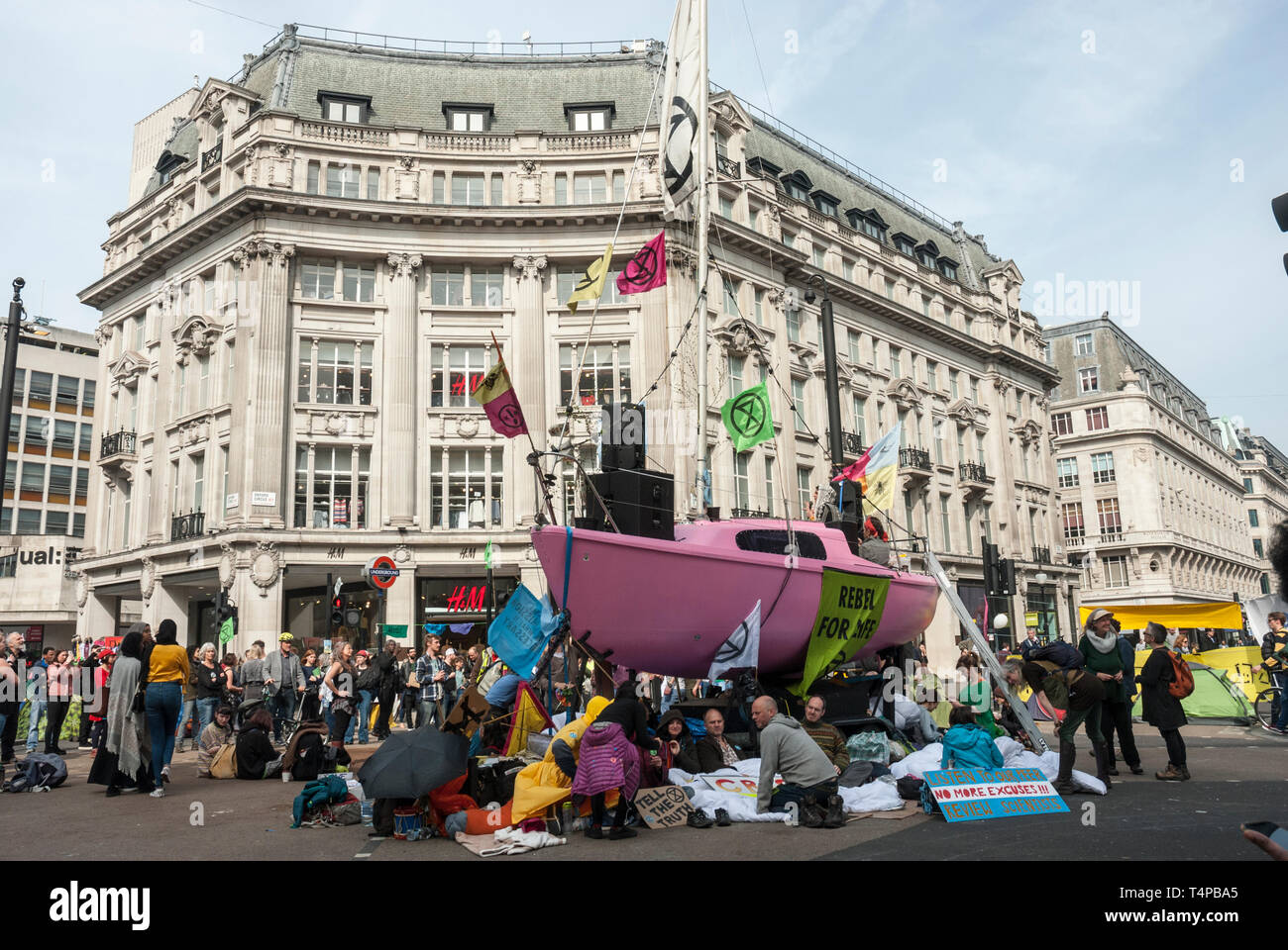 "Estinzione Ribellione dei manifestanti e sostenitori contro il cambiamento climatico il blocco e occupare Oxford Circus, Londra, con una rosa di yacht. Foto Stock