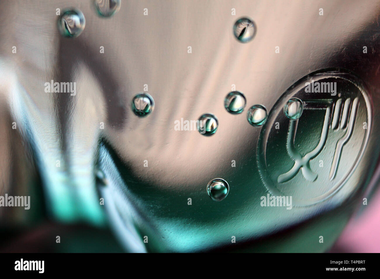 Acqua in bottiglia in plastica con i simboli di riciclaggio, close-up Foto Stock