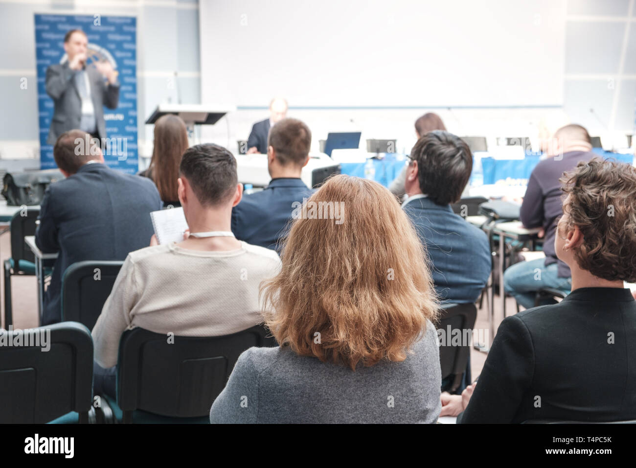 Donna d'affari e persone in ascolto sulla conferenza. L'immagine orizzontale con copia spazio. Foto Stock