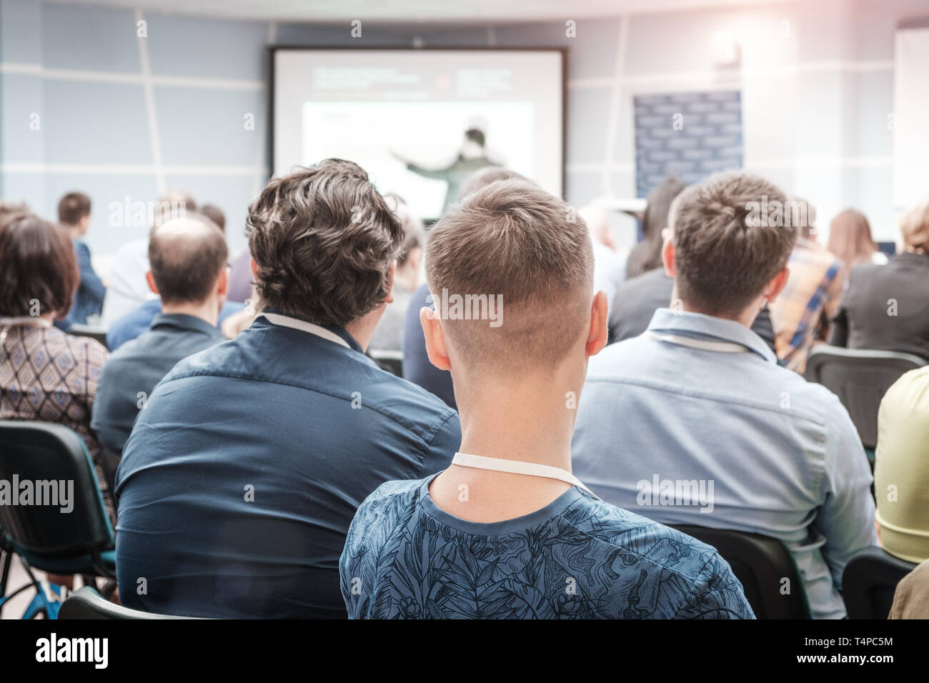 Uomo d'affari e persone in ascolto sulla conferenza. L'immagine orizzontale Foto Stock