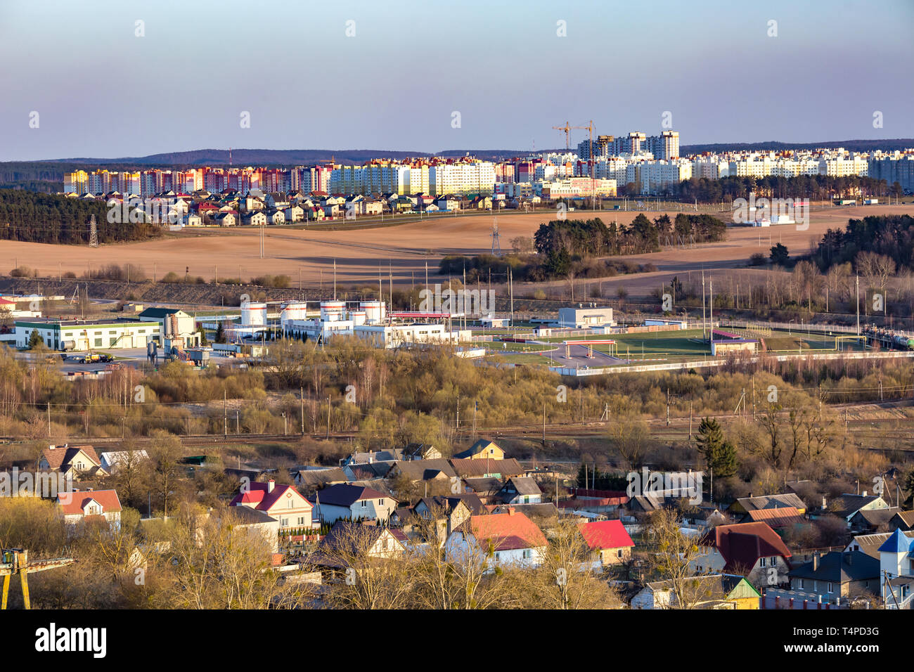 Vista panoramica sul villaggio edificio area di sviluppo urbano quartiere residenziale in serata da occhio di un uccello Foto Stock