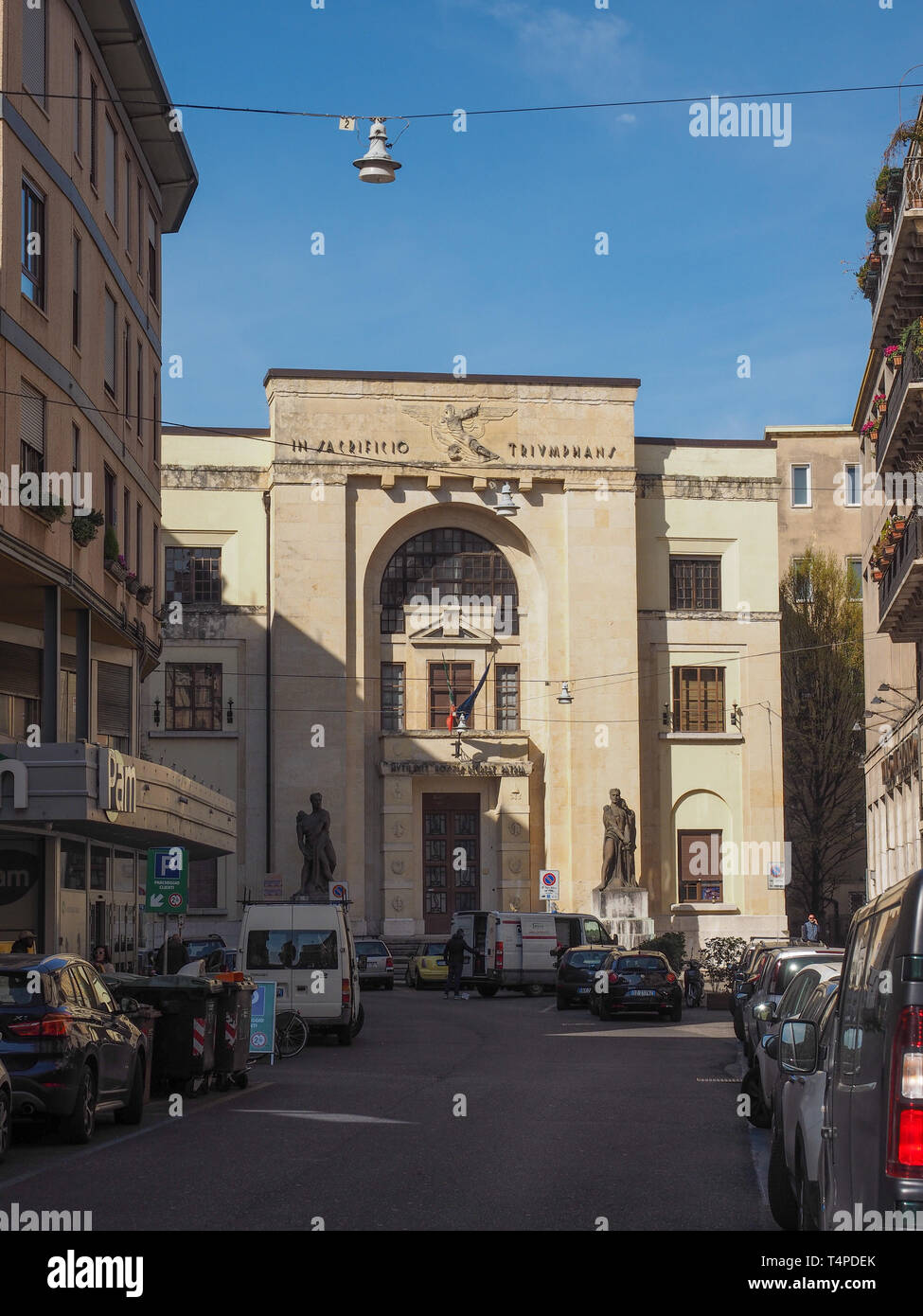 VERONA, Italia - CIRCA NEL MARZO 2019: Palazzo dei Mutilati (Casa dei Mutilati). In sacrificio mezzi triumphans trionfante nel sacrificio Foto Stock