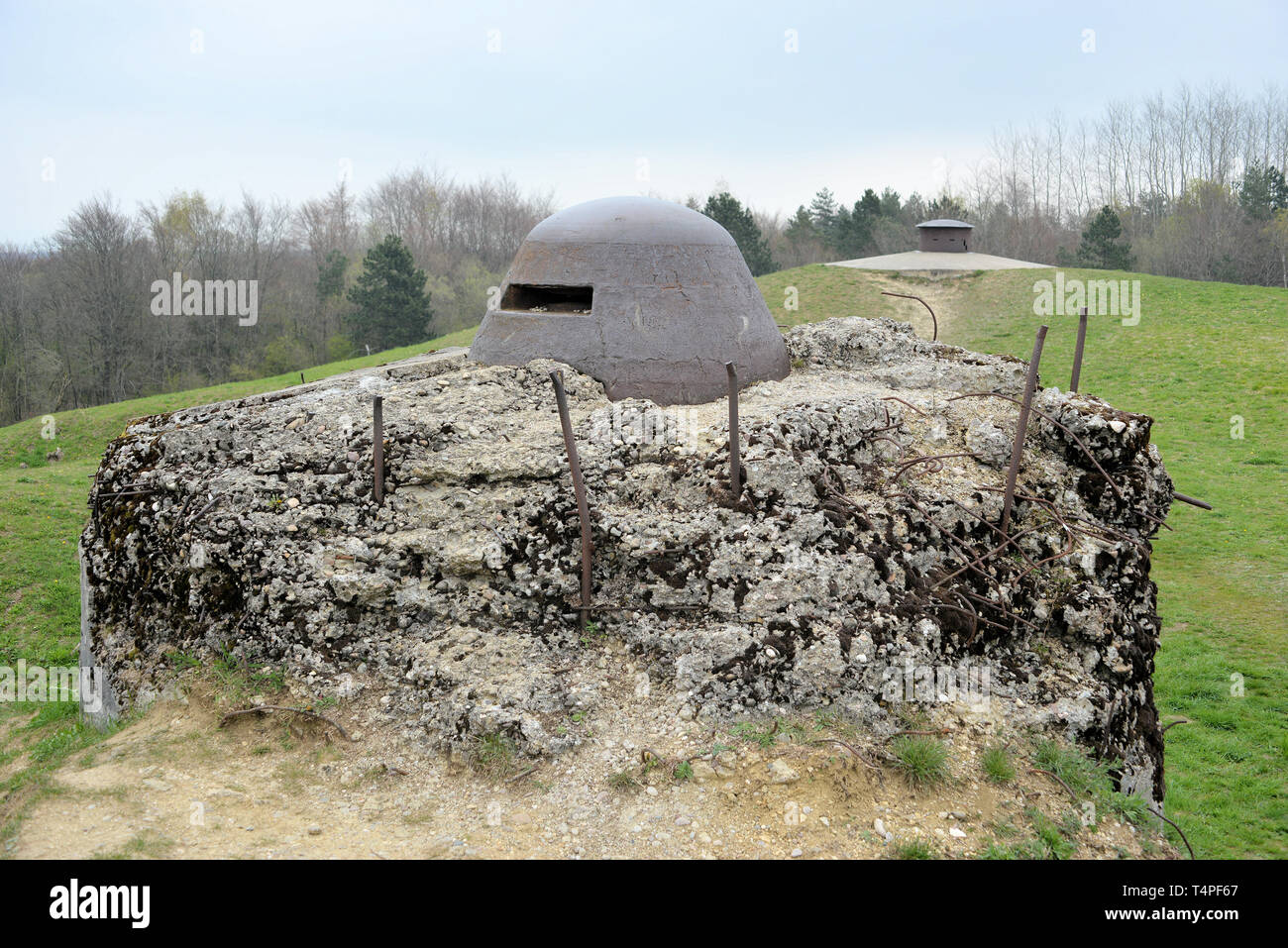 Blindato di WW1 punto di osservazione (in primo piano) e torretta machinegun ha , Fort De Douaumont, Verdun, Francia Foto Stock