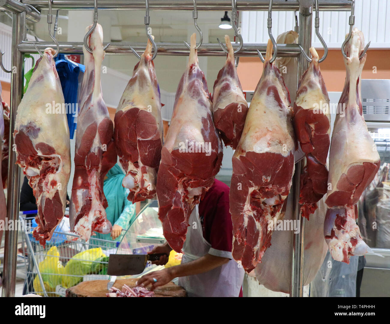 Macelleria con impiccato salumi Foto Stock