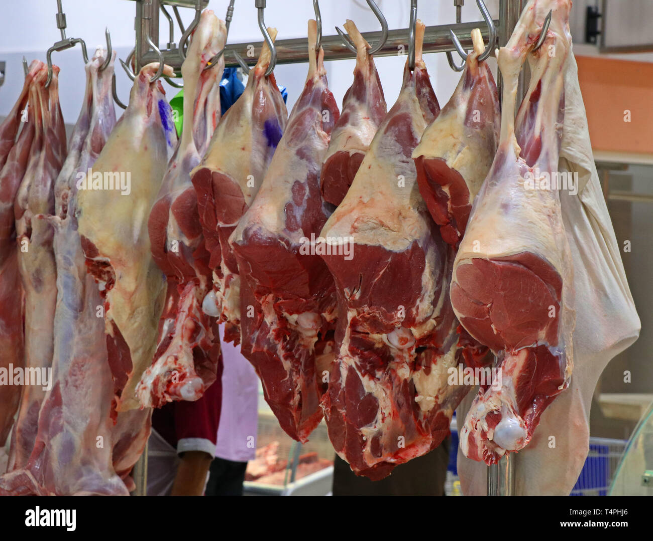 Macelleria con impiccato salumi Foto Stock