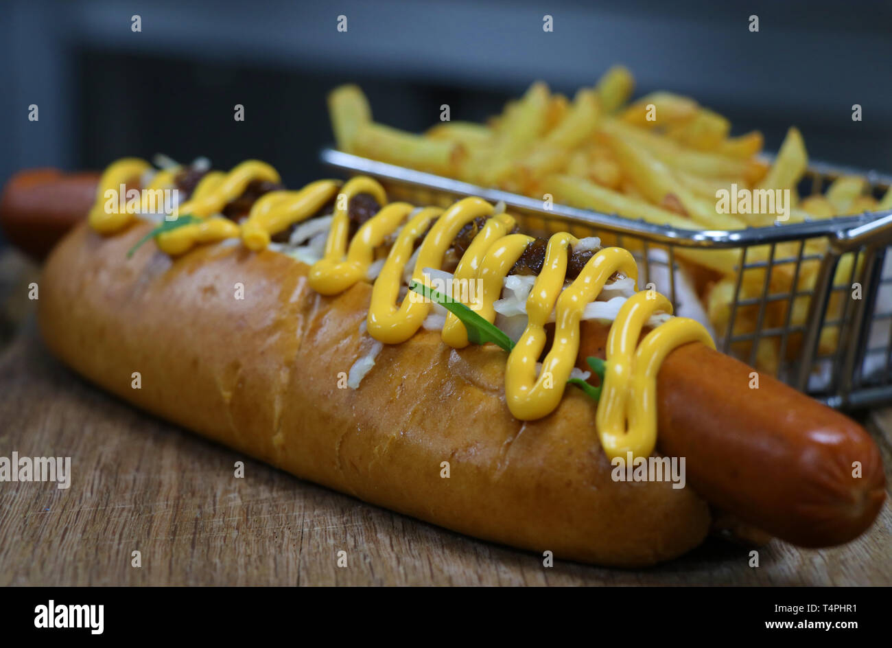 Hot Dog con salsiccia di pollo e patatine fritte Foto Stock