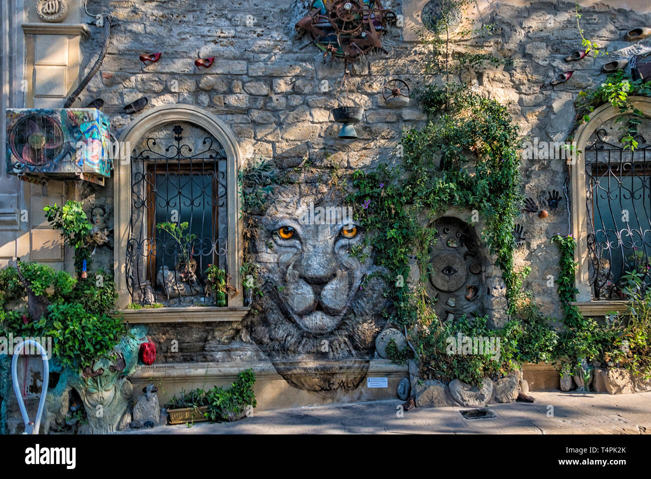 Vecchia casa con murale nel centro città di Baku in Azerbaijan Foto Stock