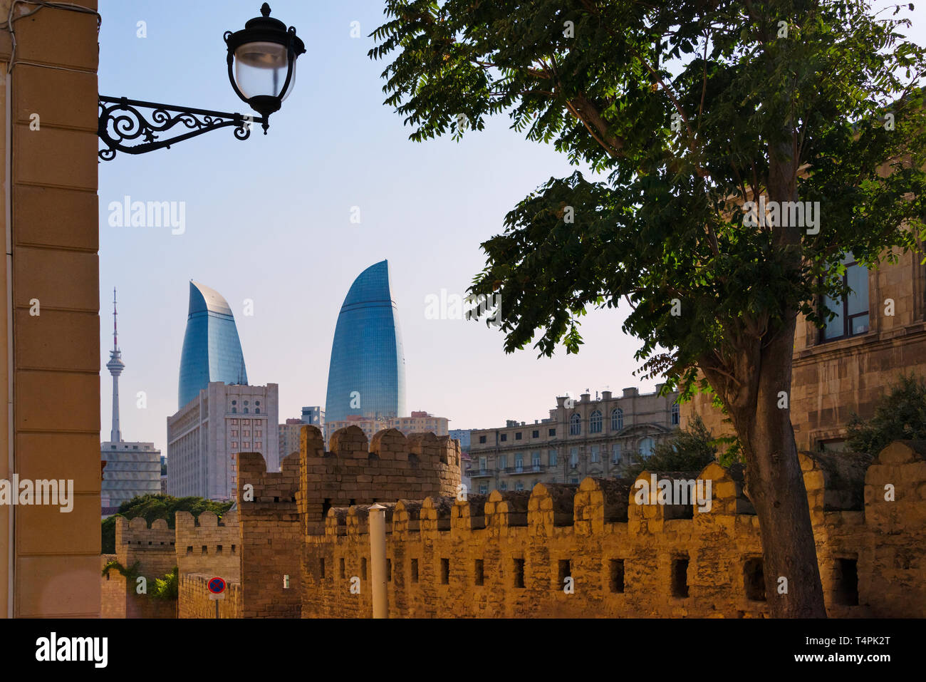 Flaming torri con case tradizionali nella parte interna della città di Baku in Azerbaijan Foto Stock