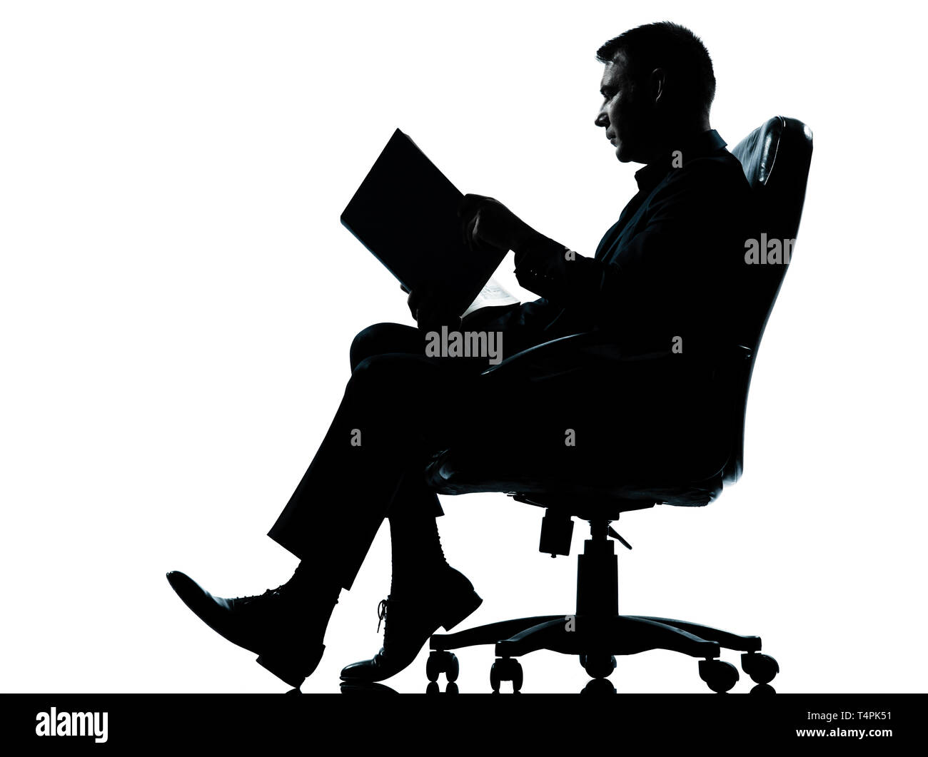 Un business caucasica uomo seduto in poltrona la lettura di libro antico silhouette a piena lunghezza in studio isolato su sfondo bianco Foto Stock