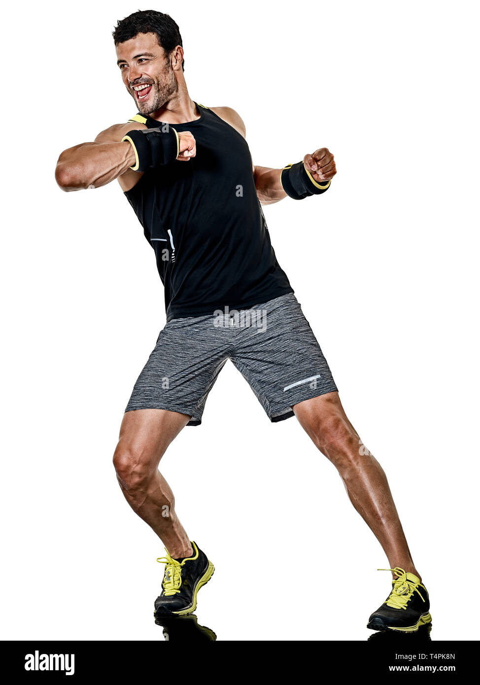 Uno caucasico uomo fitness esercizio cardio esercizi di boxe in studio isolato su sfondo bianco Foto Stock