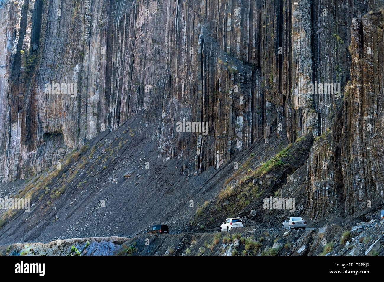 Strada costruita sulla ripida scogliera del versante sud del Caucaso maggiore di Lahij village, regione Ismailli, Azerbaigian Foto Stock