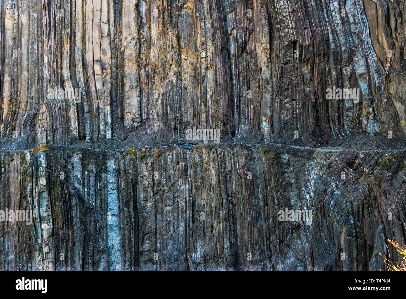 Strada costruita sulla ripida scogliera del versante sud del Caucaso maggiore di Lahij village, regione Ismailli, Azerbaigian Foto Stock