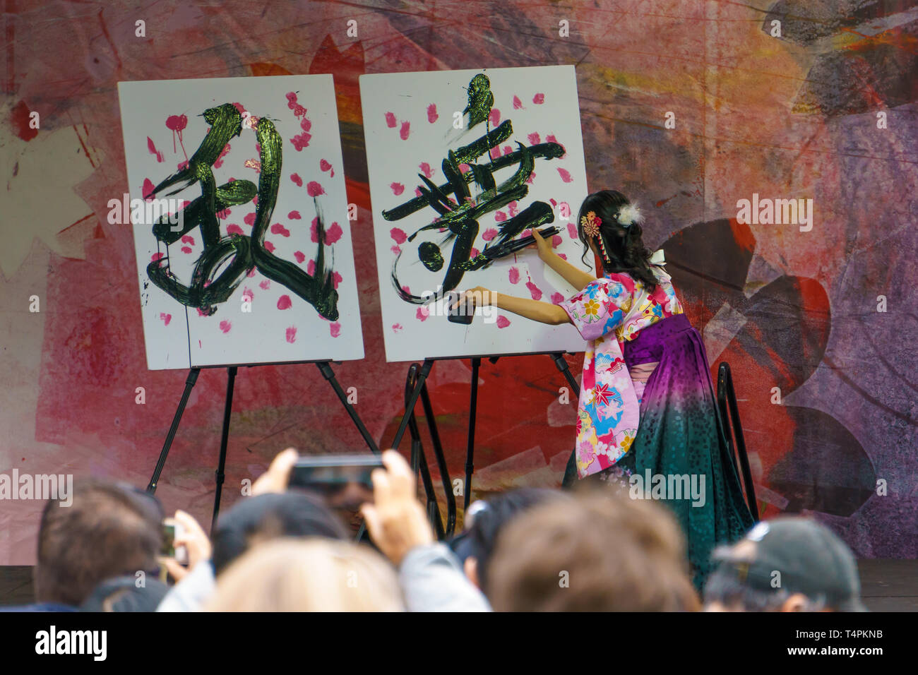 Vancouver, BC / Canada - Aprile 14, 2019: donna giapponese di indossare il kimono è creare arte dalla pittura al Sakura giorni Giappone Fiera, Cherry Blossom Festival Foto Stock