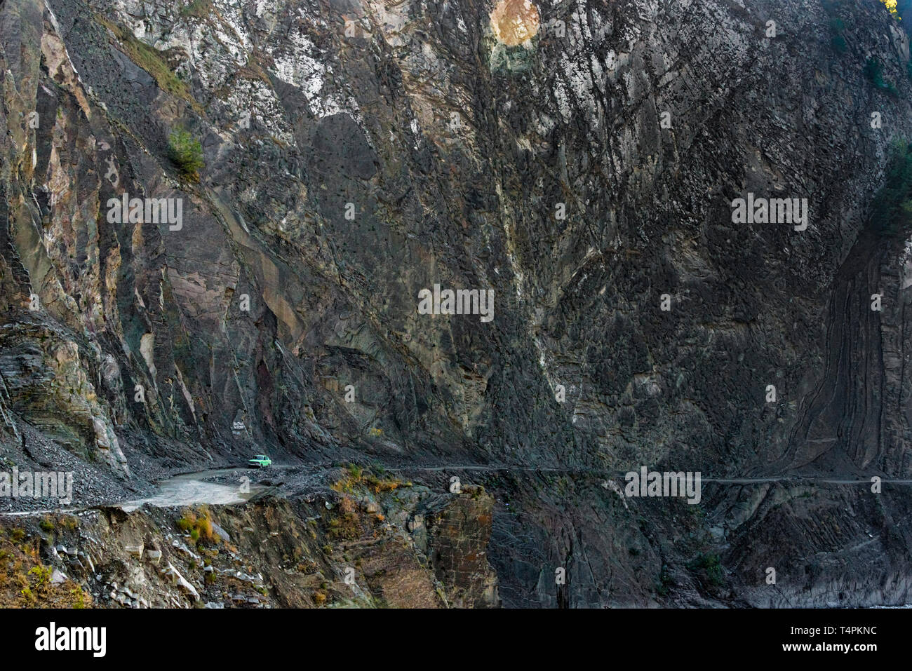 Strada costruita sulla ripida scogliera del versante sud del Caucaso maggiore di Lahij village, regione Ismailli, Azerbaigian Foto Stock