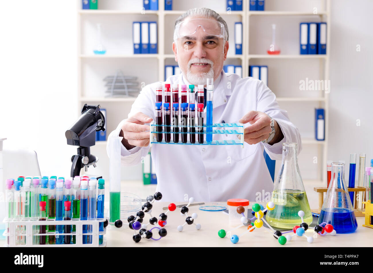 Vecchia farmacia maschio in laboratorio Foto Stock