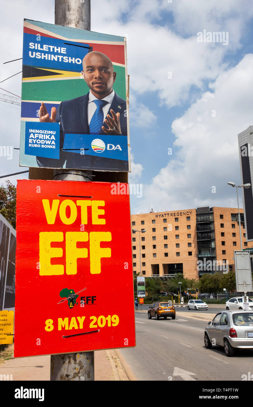 Johannesburg, Sud Africa, XXII Marzo- 2019: elezione politica manifesti attaccati ai sondaggi in centro citta'. Foto Stock