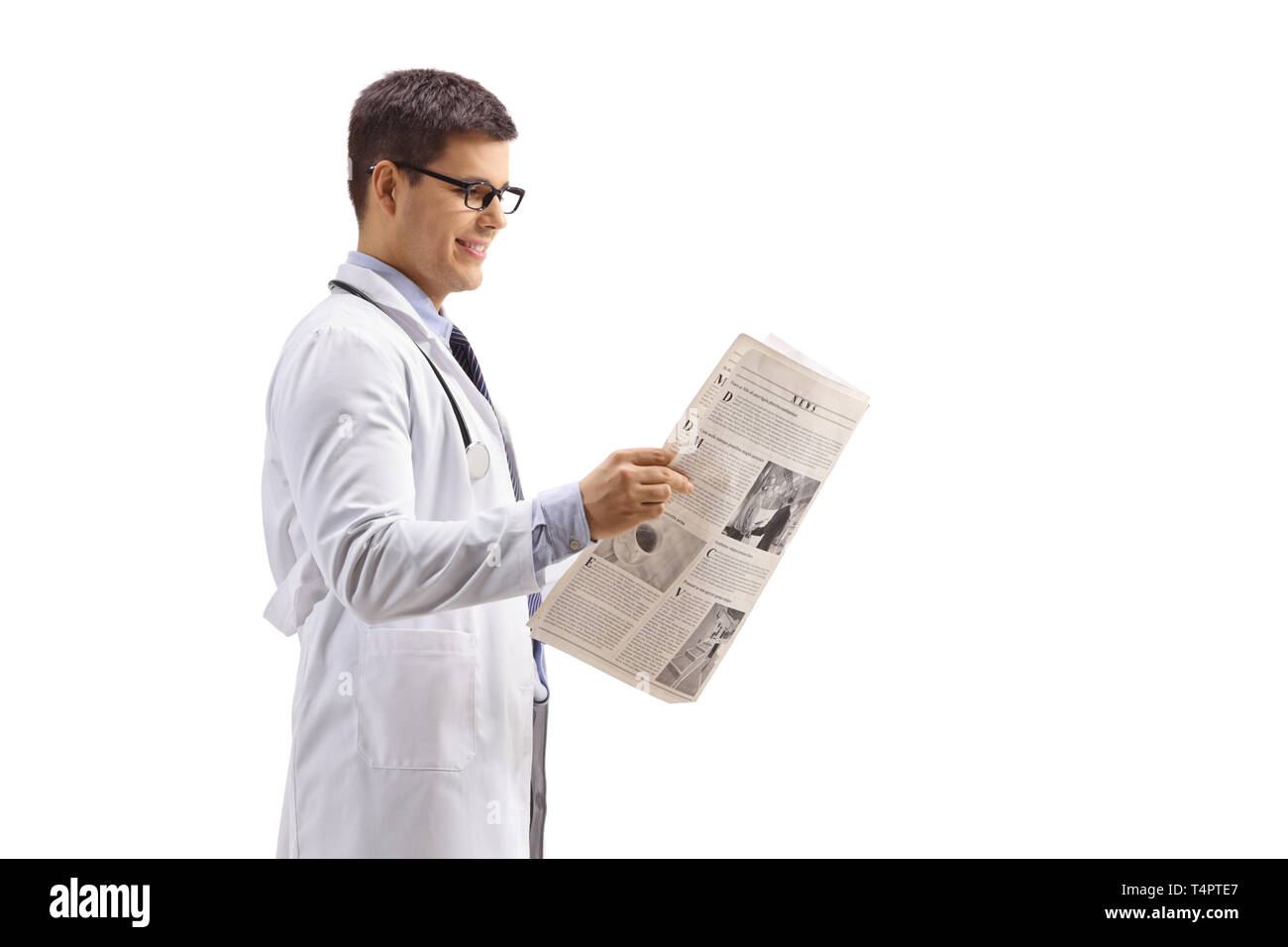 Giovane medico permanente e la lettura di un quotidiano isolati su sfondo bianco Foto Stock