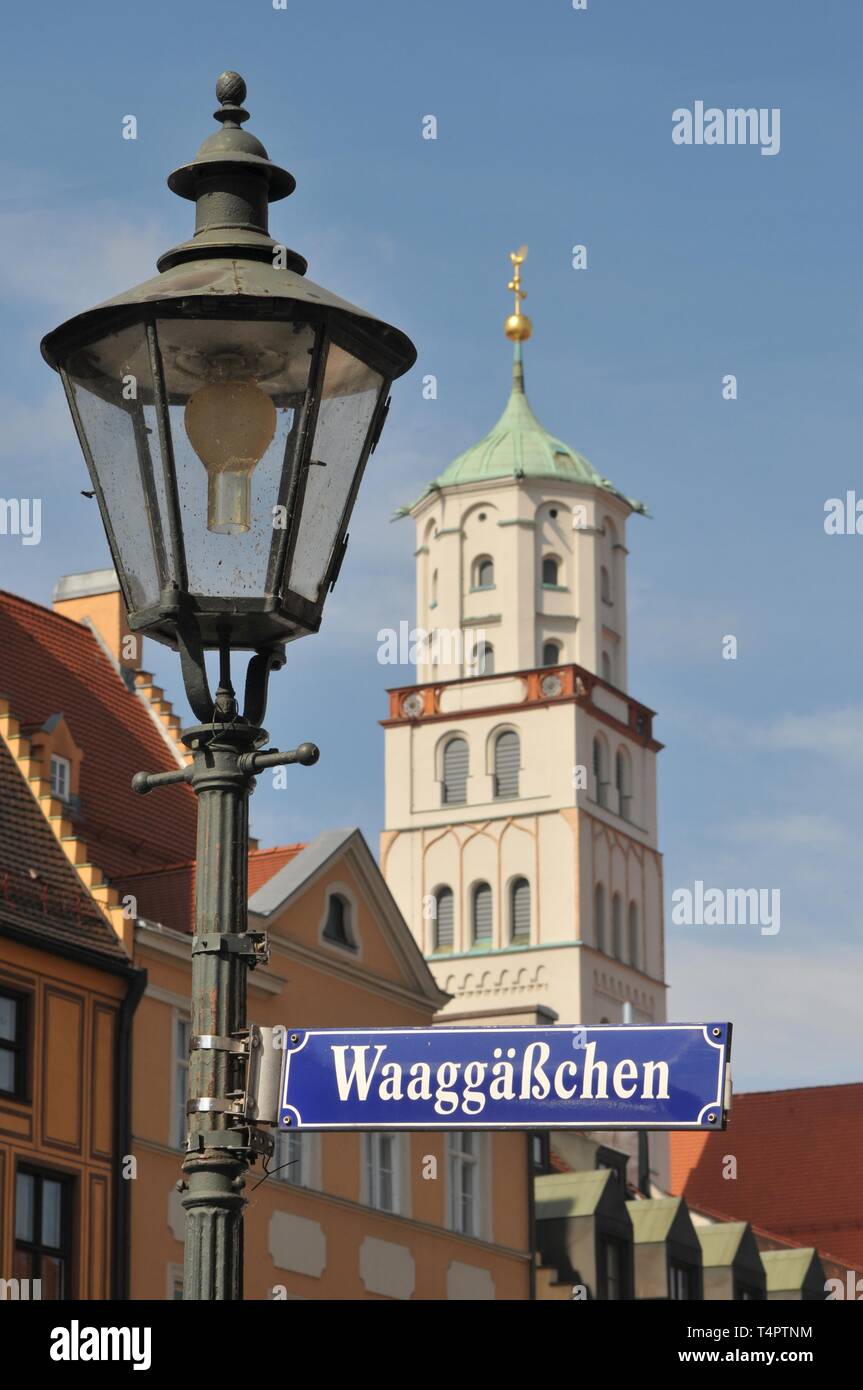 Lampione e cartello stradale "WaaggÃ¤ÃŸchen' nella vecchia città di Augsburg, sullo sfondo il campanile della chiesa di San Moritz Chiesa, Schwaben, Baviera, Germania, Europa Foto Stock