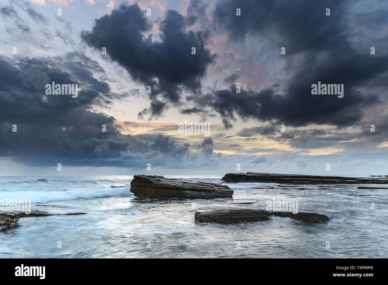 Dreamy dawn Seascape con nuvole - Catturare l'alba dalla Skillion a Terrigal sulla costa centrale, NSW, Australia. Foto Stock