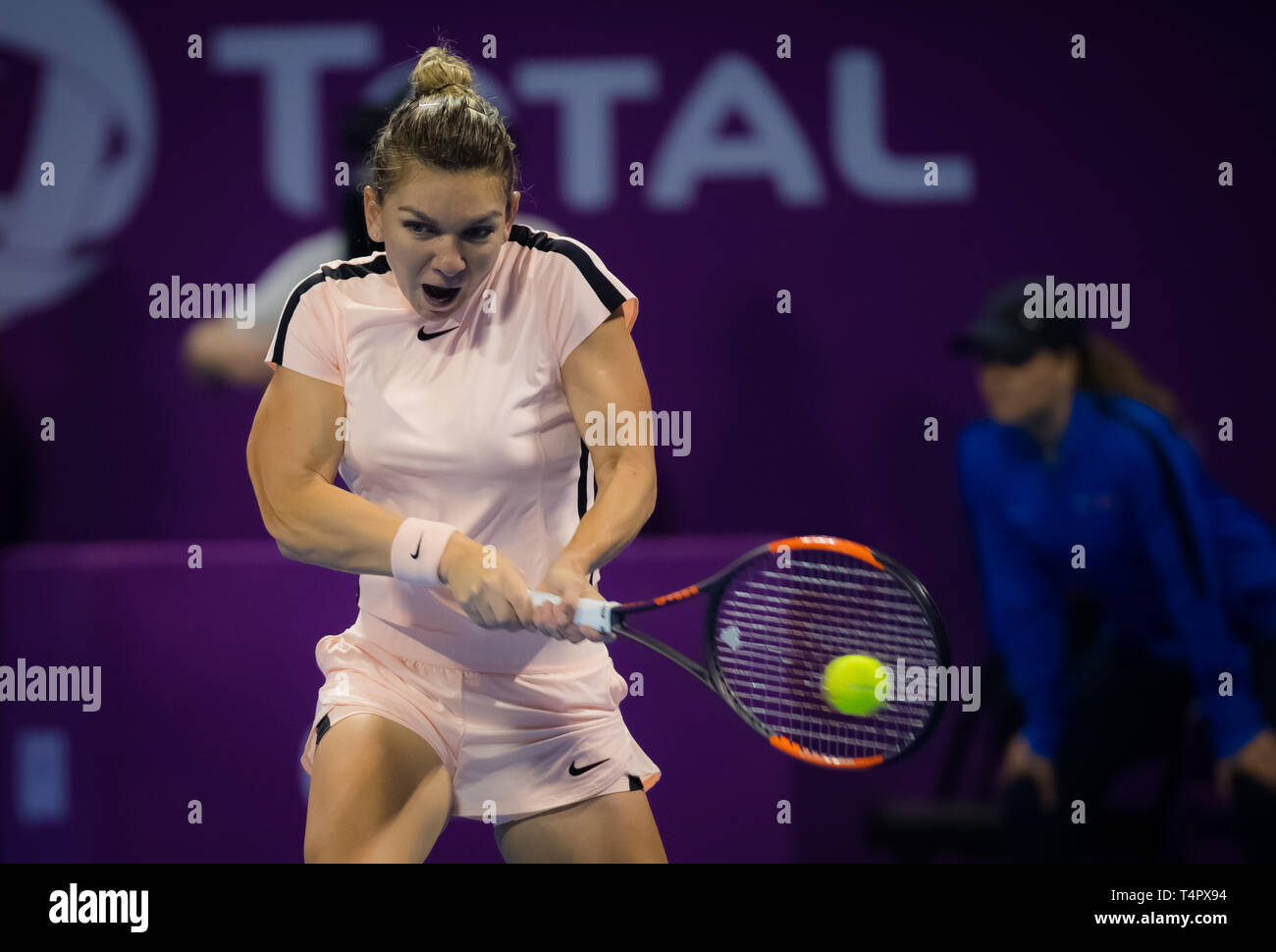 DOHA, Qatar - 16 febbraio : Simona Halep della Romania al 2018 Qatar Totale aperto WTA Premier torneo di tennis Foto Stock