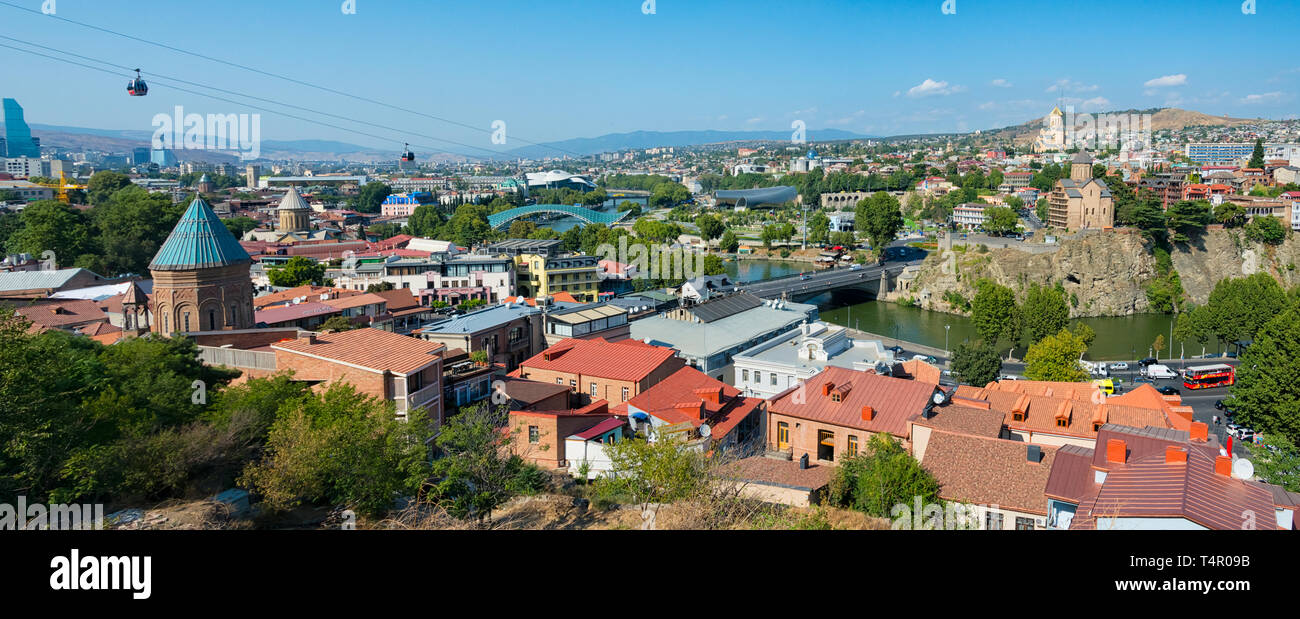 Paesaggio di Tbilisi con Kura fiume che scorre attraverso la Georgia Foto Stock
