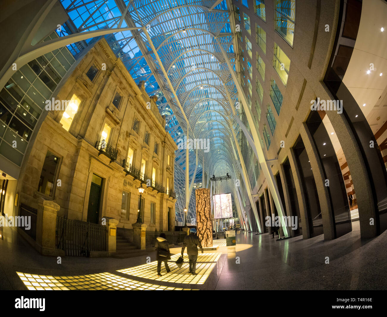 L'Allen Lambert Galleria, progettato da Santiago Calatrava, al posto di Brookfield nel centro cittadino di Toronto, Ontario, Canada. Foto Stock