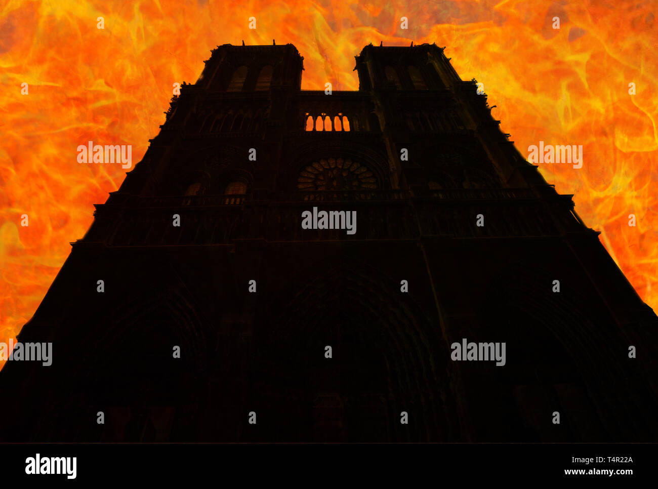 Silhouette retroilluminato del gotico francese cattedrale di Notre Dame di Parigi sul fuoco in Francia nel mese di aprile 2019. Nostra Signora di Parigi chiesa. Principale centrale Foto Stock