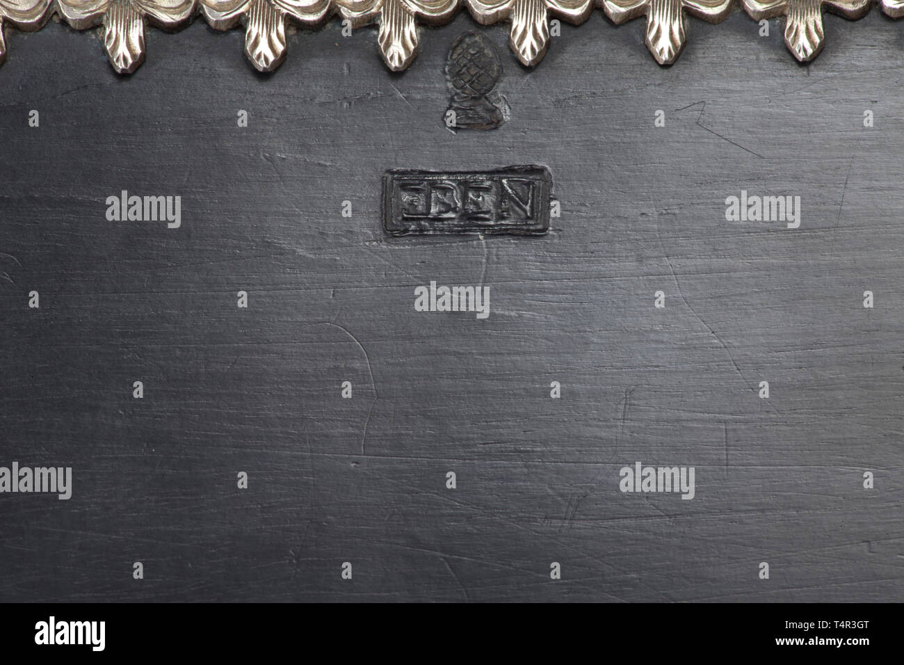 Una significativa argento-montato ebano scrigno, Augsburg, circa 1620 scrigno rettangolare con coperchio a gradini in noce con impiallacciatura di ebano (stampigliato sul lato retromarcia 'EBEN' sotto il Pyr di Augusta). Estremamente elaborate i raccordi di argento inciso con fini di openwork. Lo scudo con finemente incisi scena di antiquariato. Blocco intatto con l'originale del gambo cavo chiave con prua di trifoglio realizzata in ottone dorato. L'interno suddiviso in diversi scomparti, con il rivestimento originale realizzata in velluto rosso. 3 scomparti con coperchi realizzati da finemente , Additional-Rights-Clearance-Info-Not-Available Foto Stock