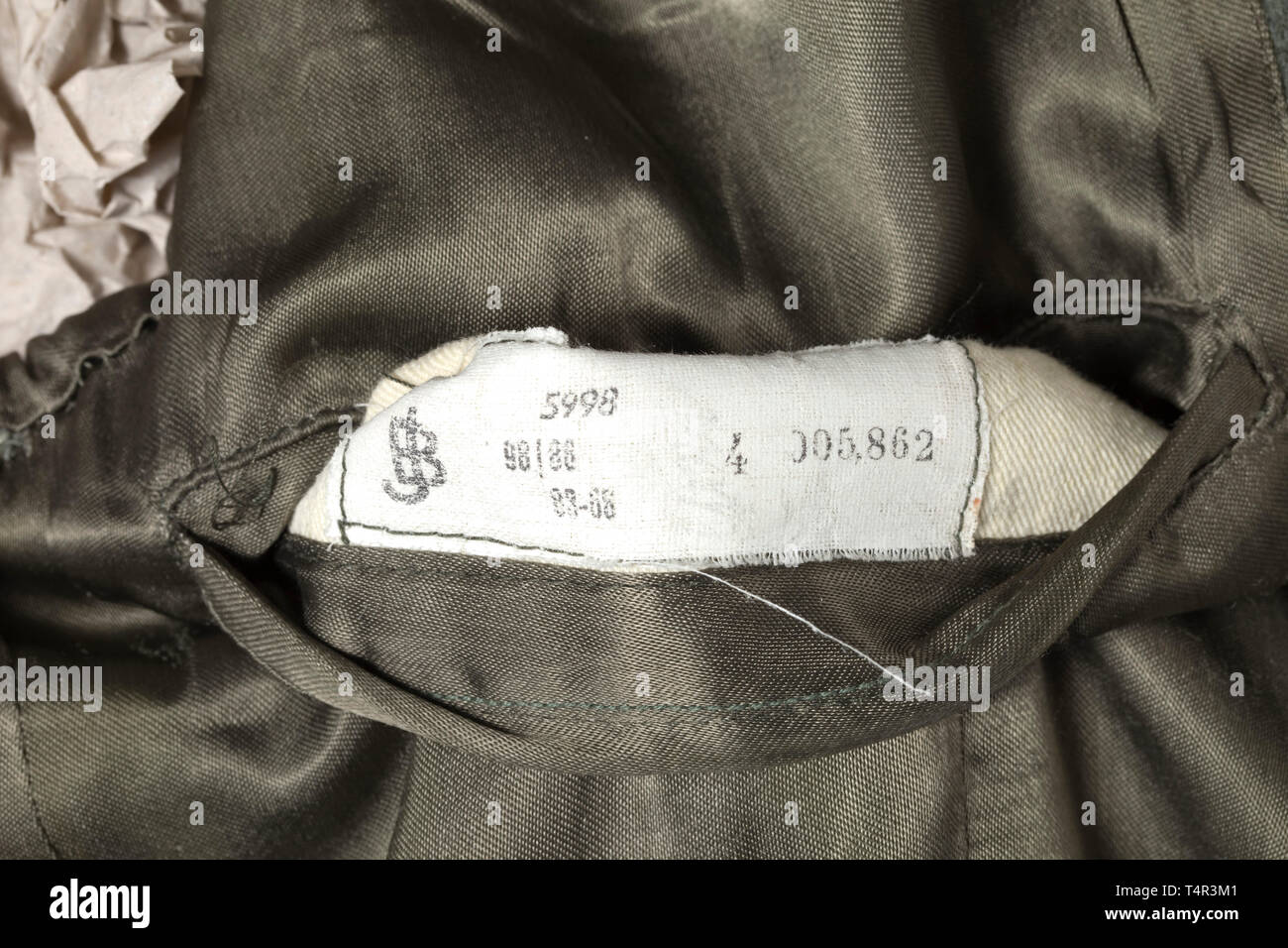 Una tunica di campo per un Untersturmführer delle truppe di montagna campo grigio in panno di lana con verde scuro e collare di campo pulsanti grigio, marrone camicia di seta con apertura per il Sidearm orrendo, la tasca interna con un sarto di dimensione di etichetta. Cucita in schede di spalla con verde di colori adiacenti. Il collare nero patch con continuo cavo di argento, il lato destro con un argento ricamato rune. Argento manicotto di tessuto eagle (parzialmente distaccata) su una base nera. Macchina-manicotto ricamato Edelweiß su un fondo nero, croce di ferro di seconda classe ribbon ad asola, ordini di loop. Tra cui un'esperienza fotografica di , Editorial-Use-solo Foto Stock