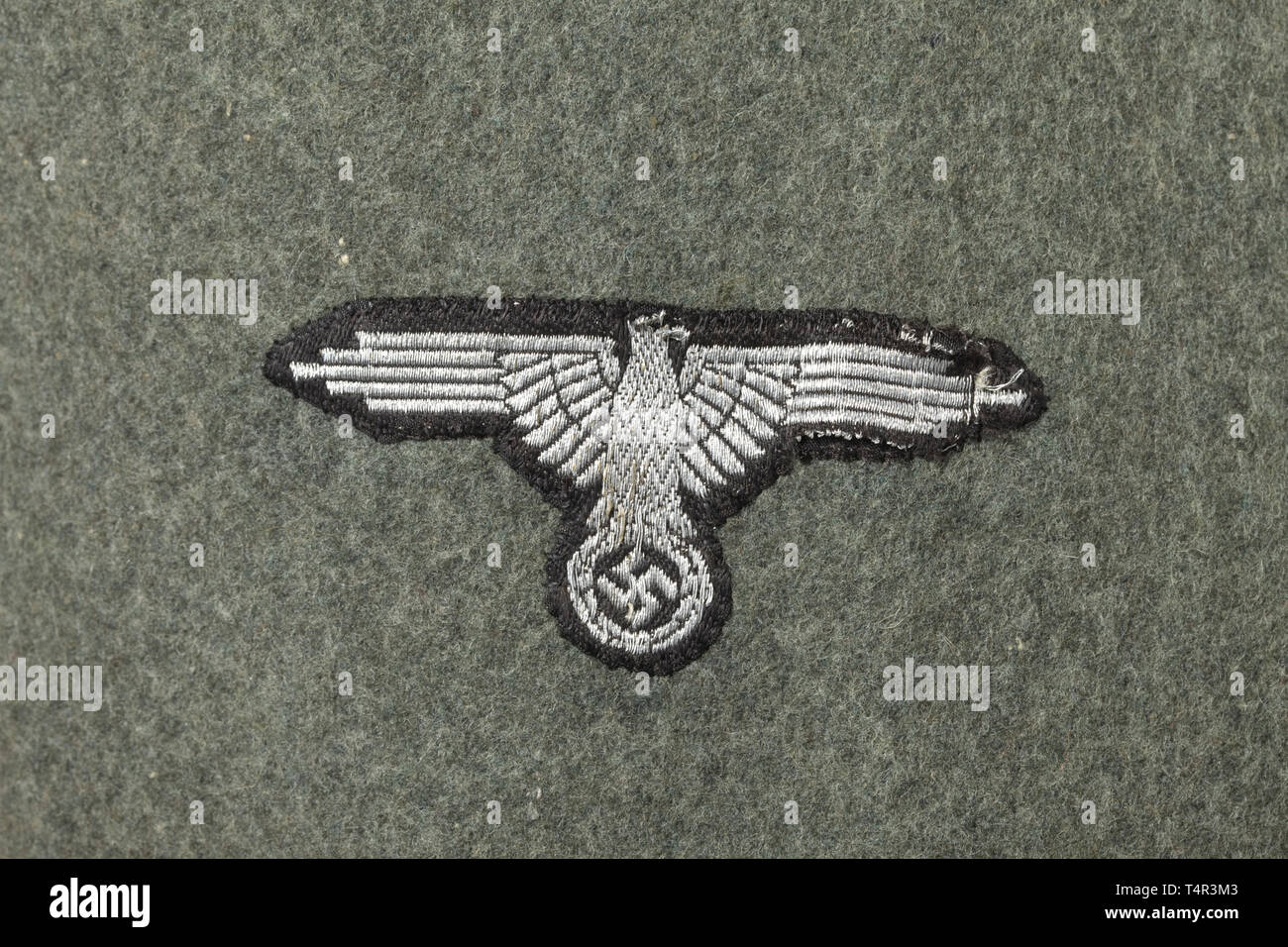 Una tunica di campo per un Untersturmführer delle truppe di montagna campo grigio in panno di lana con verde scuro e collare di campo pulsanti grigio, marrone camicia di seta con apertura per il Sidearm orrendo, la tasca interna con un sarto di dimensione di etichetta. Cucita in schede di spalla con verde di colori adiacenti. Il collare nero patch con continuo cavo di argento, il lato destro con un argento ricamato rune. Argento manicotto di tessuto eagle (parzialmente distaccata) su una base nera. Macchina-manicotto ricamato Edelweiß su un fondo nero, croce di ferro di seconda classe ribbon ad asola, ordini di loop. Tra cui un'esperienza fotografica di , Editorial-Use-solo Foto Stock