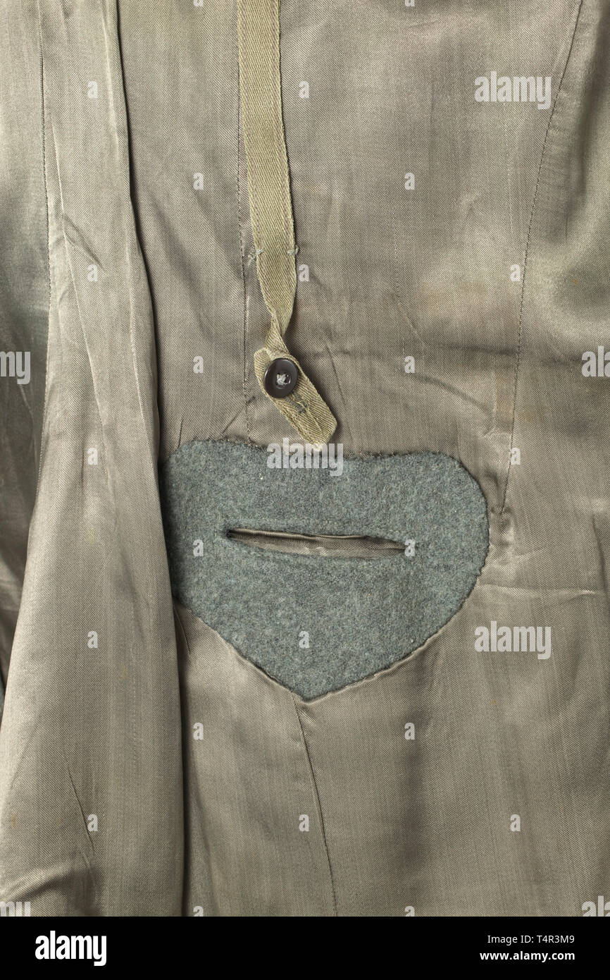 Una tunica di campo per un Untersturmführer delle truppe di montagna campo grigio in panno di lana con verde scuro e collare di campo pulsanti grigio, marrone camicia di seta con apertura per il Sidearm orrendo, la tasca interna con un sarto di dimensione di etichetta. Cucita in schede di spalla con verde di colori adiacenti. Il collare nero patch con continuo cavo di argento, il lato destro con un argento ricamato rune. Argento manicotto di tessuto eagle (parzialmente distaccata) su una base nera. Macchina-manicotto ricamato Edelweiß su un fondo nero, croce di ferro di seconda classe ribbon ad asola, ordini di loop. Tra cui un'esperienza fotografica di , Editorial-Use-solo Foto Stock