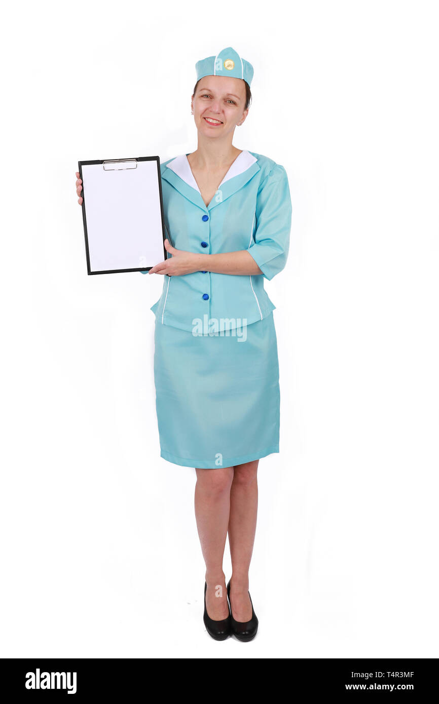 Stewardesse - Charming e sorridenti hostess vestito in uniforme blu tenendo un cartone - Isolato su sfondo bianco Foto Stock