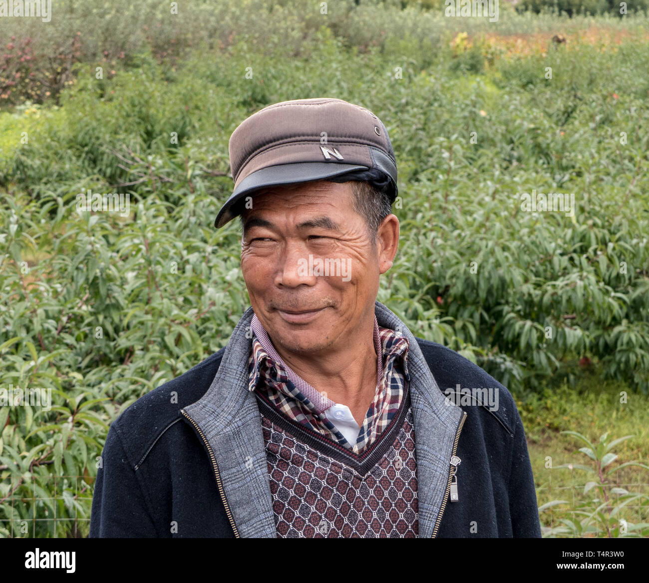 Ritratto di un uomo cinese indossando un cappello Mao, Lijiang, nella provincia dello Yunnan, Repubblica Popolare di Cina Foto Stock