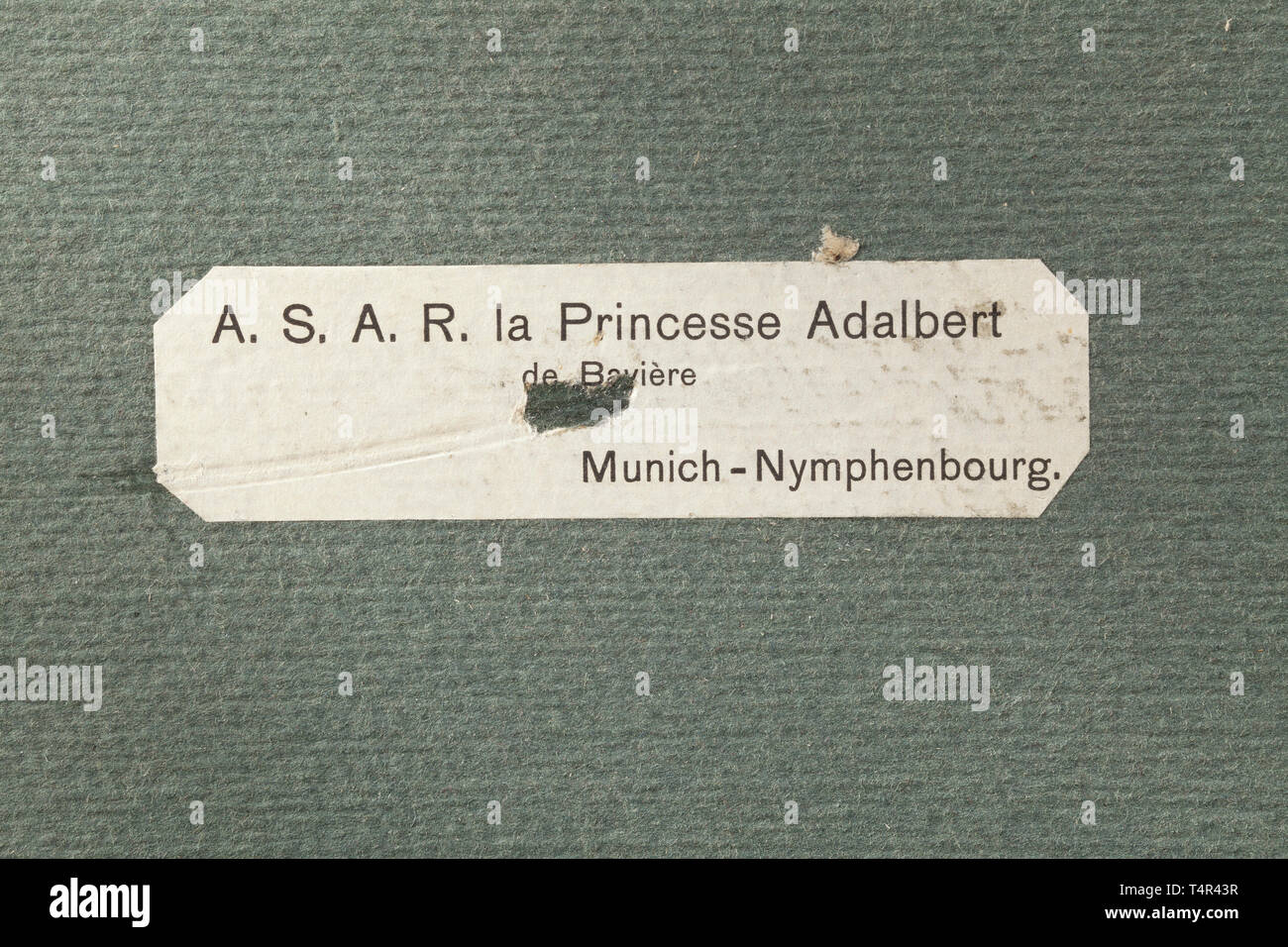 Il re Ludovico II di Baviera (1845 - 1886) - una fusione in bronzo della mano destra di fusione cava, lunghezza 22,5 cm. Sul fuso a snodo dell'articolazione del polso è incisa la iscrizione commemorativa (tr). "La mano destra di re Ludwig II - Berg 14 GIUGNO 1886'. La carta oro di foglie di quercia avvolta intorno alla mano, fiori artificiali e una prua in colori bavarese legato al braccio. Montato su un vecchio, marmo grigio base con carta di rivestimento sul fondo, quindi etichetta di inventario "A.S.A.R. la Princesse Adalberto de Bavière - Monaco - Nymphenbourg" ca. 27 x 15 x 3 cm. Sul occasio, Additional-Rights-Clearance-Info-Not-Available Foto Stock