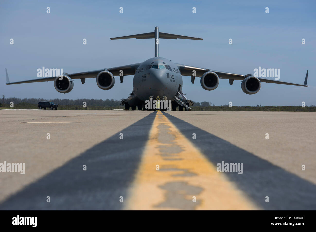 Una C-17 Globemaster III, assegnato a Wright-Patterson Air Force Base in Ohio, terre durante l'esercizio gancio Patriot 2019, 11 aprile 2019, a Vandenberg Air Force Base in California I 5 giorni di esercizio prevista missione realistica la formazione per Air Force riserva di organi di comando e di altri Stati Uniti Air Force equipaggio. (U.S. Air Force foto di Airman 1° classe latti Aubree) Foto Stock