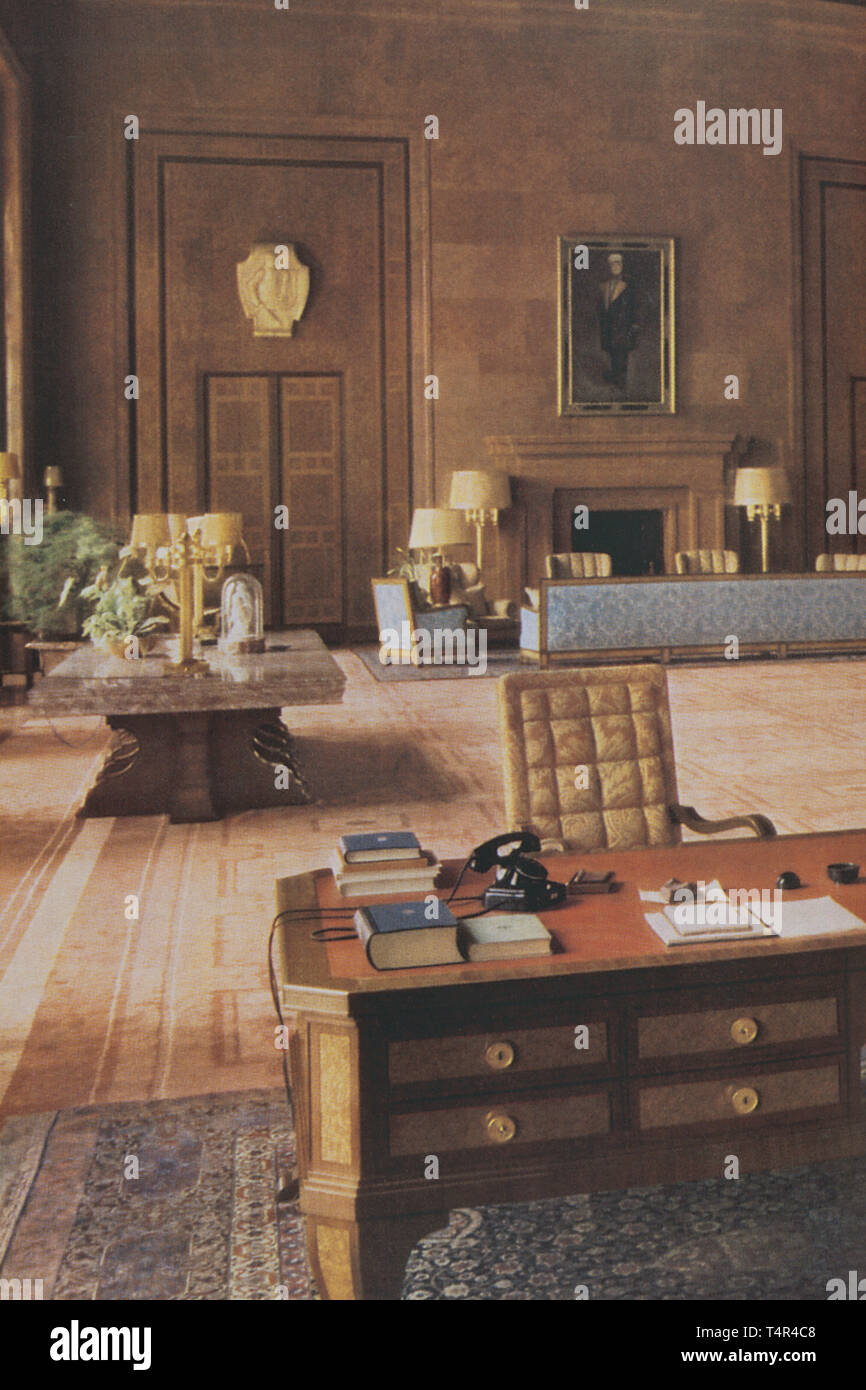 Adolf Hitler - una lampada standard dal Neue Reichskanzlei Berlino progettata da Albert Speer, Atelier Troost, Gerdy Troost e Leonhard Gall, ai modelli di intarsi in legno da Hermann Kaspar, fabbricato dalla Vereinigte Werkstätten f del xx secolo, Editorial-Use-solo Foto Stock