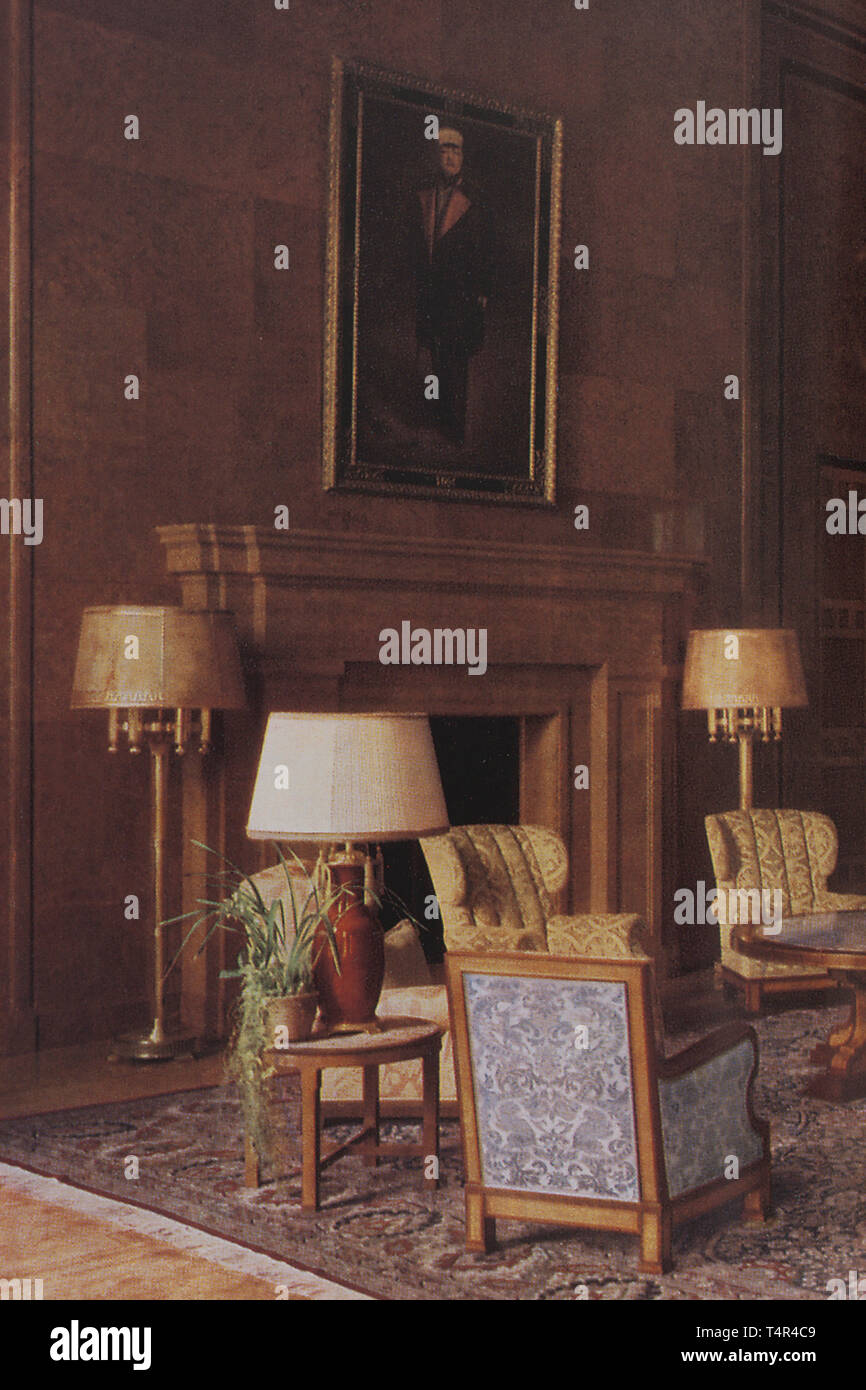 Adolf Hitler - una lampada standard dal Neue Reichskanzlei Berlino progettata da Albert Speer, Atelier Troost, Gerdy Troost e Leonhard Gall, ai modelli di intarsi in legno da Hermann Kaspar, fabbricato dalla Vereinigte Werkstätten f del xx secolo, Editorial-Use-solo Foto Stock