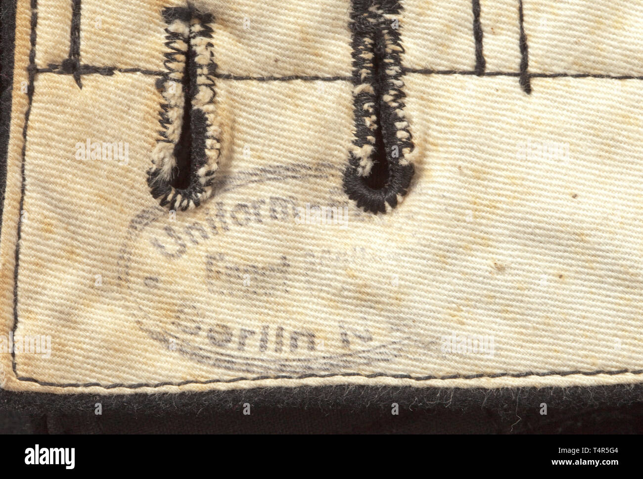 Un paio di pantaloni per il nero abbigliamento speciale problema per gli equipaggi panzer pezzo in magazzino da una Berlino fabbrica uniforme dal 1939 Nero panno di lana con nero in resina sintetica pulsanti. Nero integrato cintura di sicurezza, la coperta fly rinforzato con nero materiale di cotone, fob pocket, entrambi obliqui tasche anteriori e sia dritte hip tasche ciascuna con patta di chiusura e pulsante singolo, gamba terminale con stramazzo. La timbratura di dimensione in cotone bianco della camicia di Berlino Ufficio abbigliamento e a Berlino il produttore uniforme dal 1939. storica, storica del xx secolo, Editorial-Use-solo Foto Stock