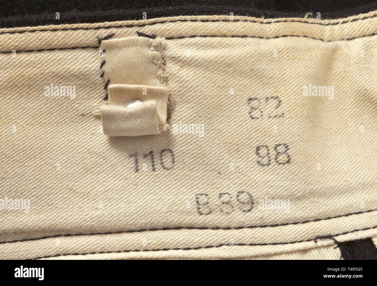 Un paio di pantaloni per il nero abbigliamento speciale problema per gli equipaggi panzer pezzo in magazzino da una Berlino fabbrica uniforme dal 1939 Nero panno di lana con nero in resina sintetica pulsanti. Nero integrato cintura di sicurezza, la coperta fly rinforzato con nero materiale di cotone, fob pocket, entrambi obliqui tasche anteriori e sia dritte hip tasche ciascuna con patta di chiusura e pulsante singolo, gamba terminale con stramazzo. La timbratura di dimensione in cotone bianco della camicia di Berlino Ufficio abbigliamento e a Berlino il produttore uniforme dal 1939. storica, storica del xx secolo, Editorial-Use-solo Foto Stock