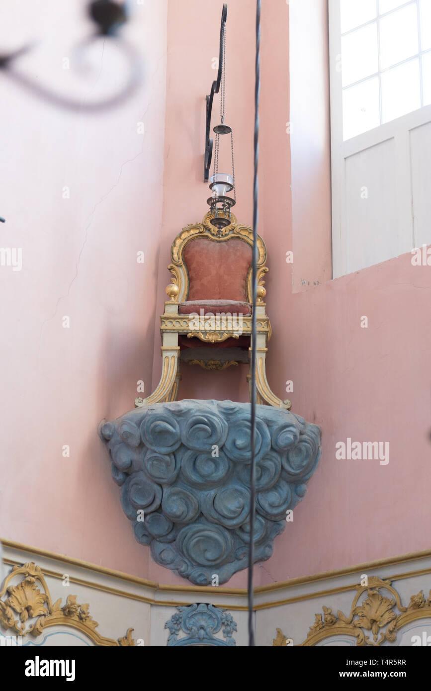 CAVAILLON, Francia / Agosto 15, 2016: la sedia di Elia, utilizzato per la cerimonia di circoncisione, nella più antica sinagoga in Francia, in Cavaillon, ora un museu Foto Stock