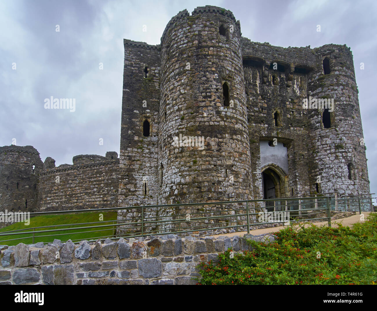 La grande entrata in Kidwelly Castle nel piccolo villaggio di Kidwelly nel Galles del Sud, su un estati nuvoloso nel pomeriggio. Galles del Sud. Foto Stock